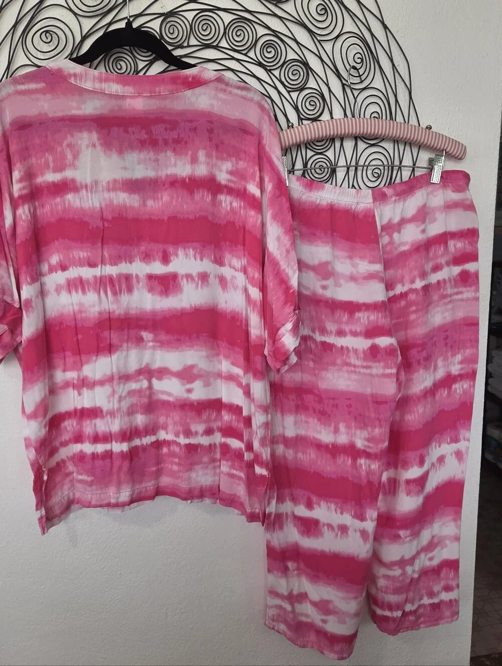Natori Women’s Large Pink White Tie Dye 2 Piece Lounge Set Cropped Pants - Picture 12 of 14